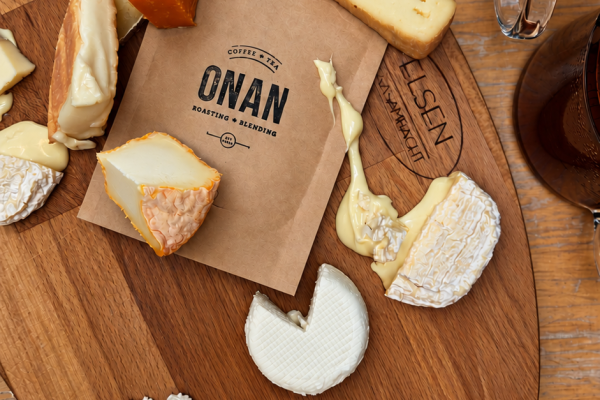 Rustieke kaasplank met ONAN-papier